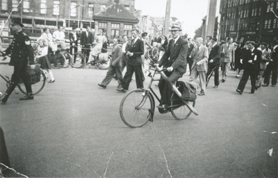 875502 Afbeelding van leden van de visclub 'De Ruischvoorn' uit Wijk C te Utrecht, wandelend en fietsend bij de ...
